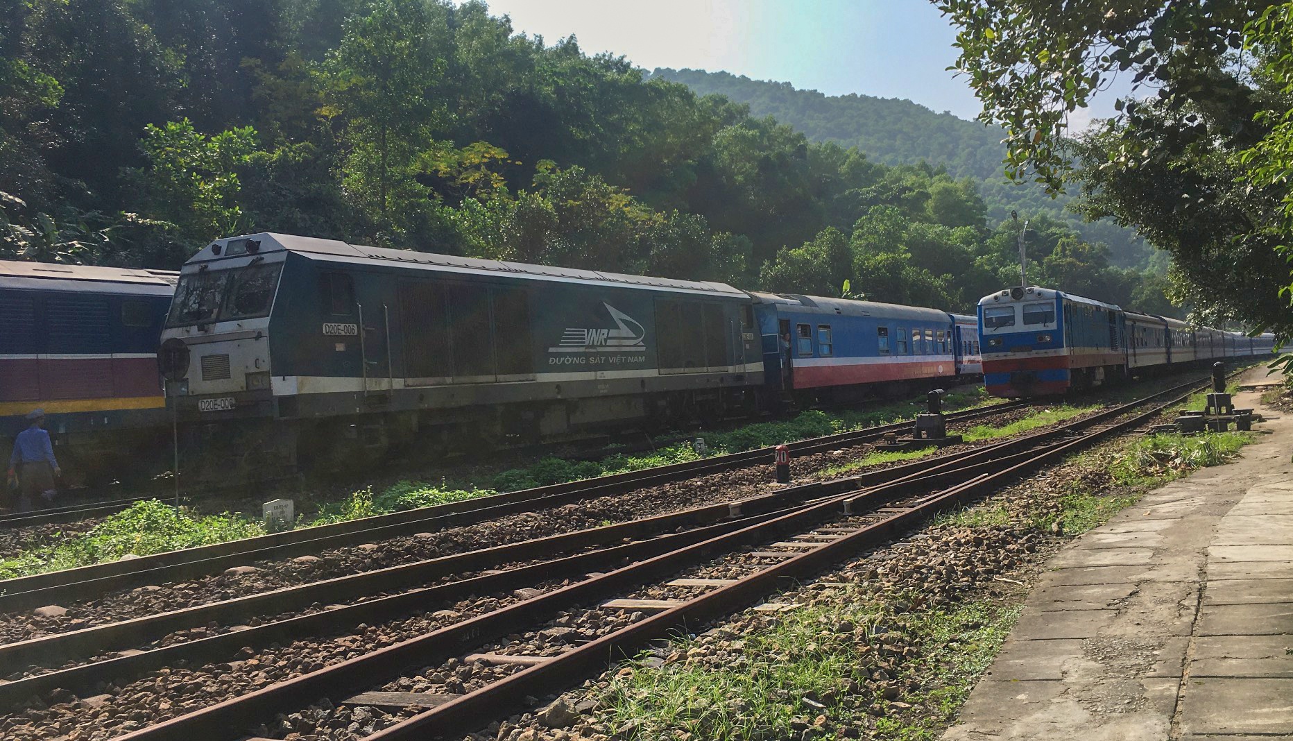 Tau SE3 bi trat banh o deo Hai Van anh 2