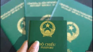 Boi rac tim 27 cuon ho chieu cho doan khach di Han Quoc hinh anh