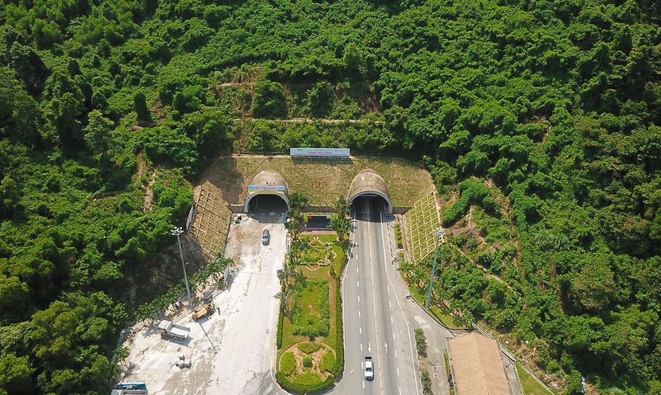 Huy dong 150% quan so truc o ham Hai Van trong dip Tet hinh anh