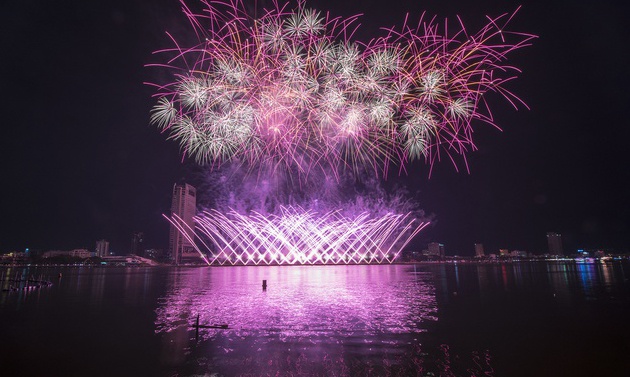 Da Nang ban phao hoa dem giao thua Tet Canh Ty o 3 diem hinh anh