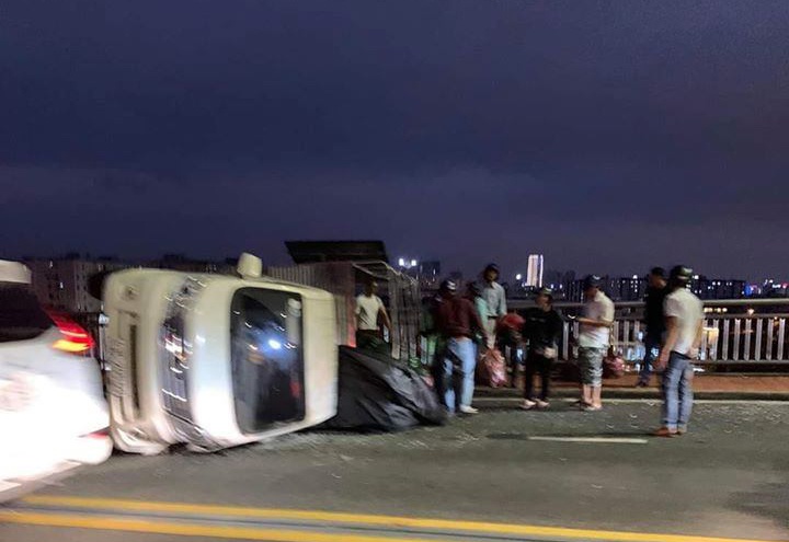 Xe tai lat, 800 kg than do giua cau Thuan Phuoc hinh anh