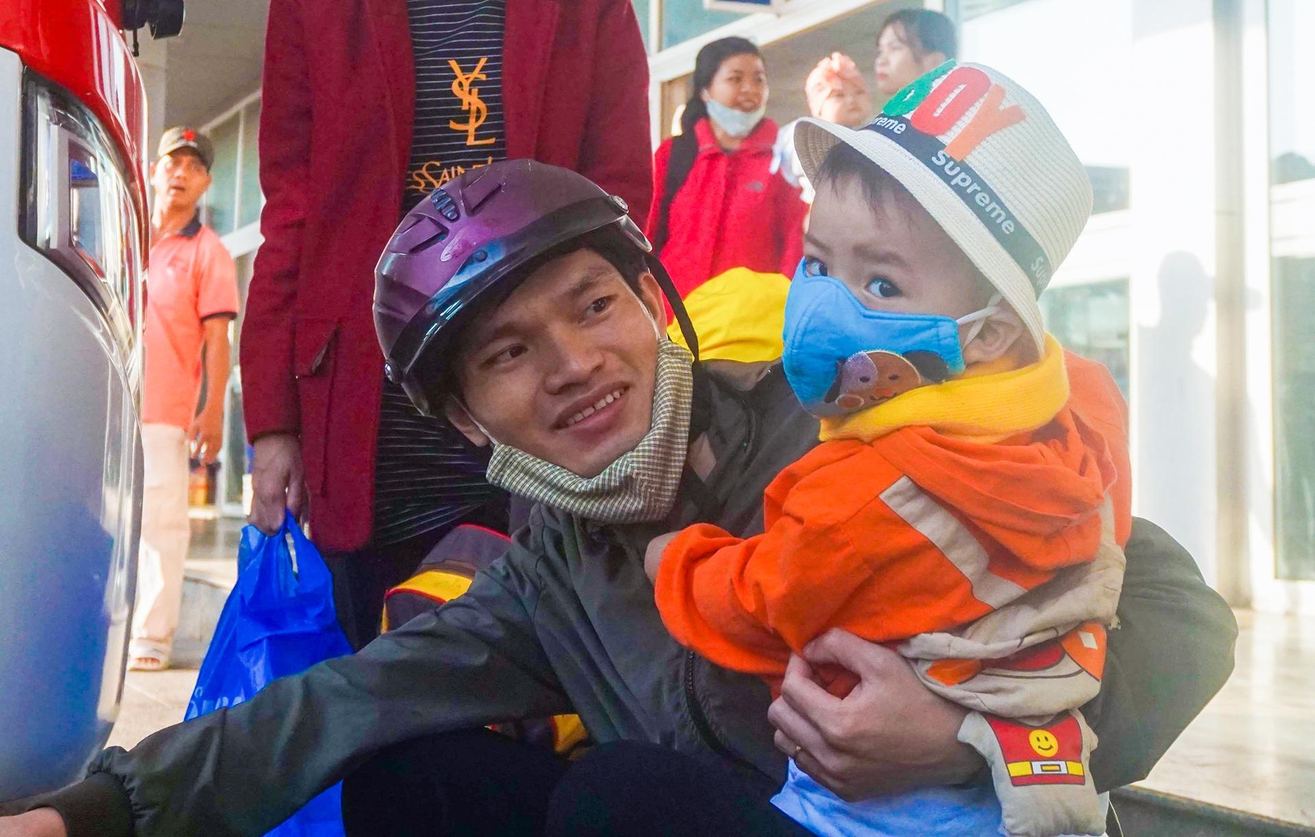 Nhung chuyen xe cuoi cung dua nguoi xa que ve an Tet hinh anh