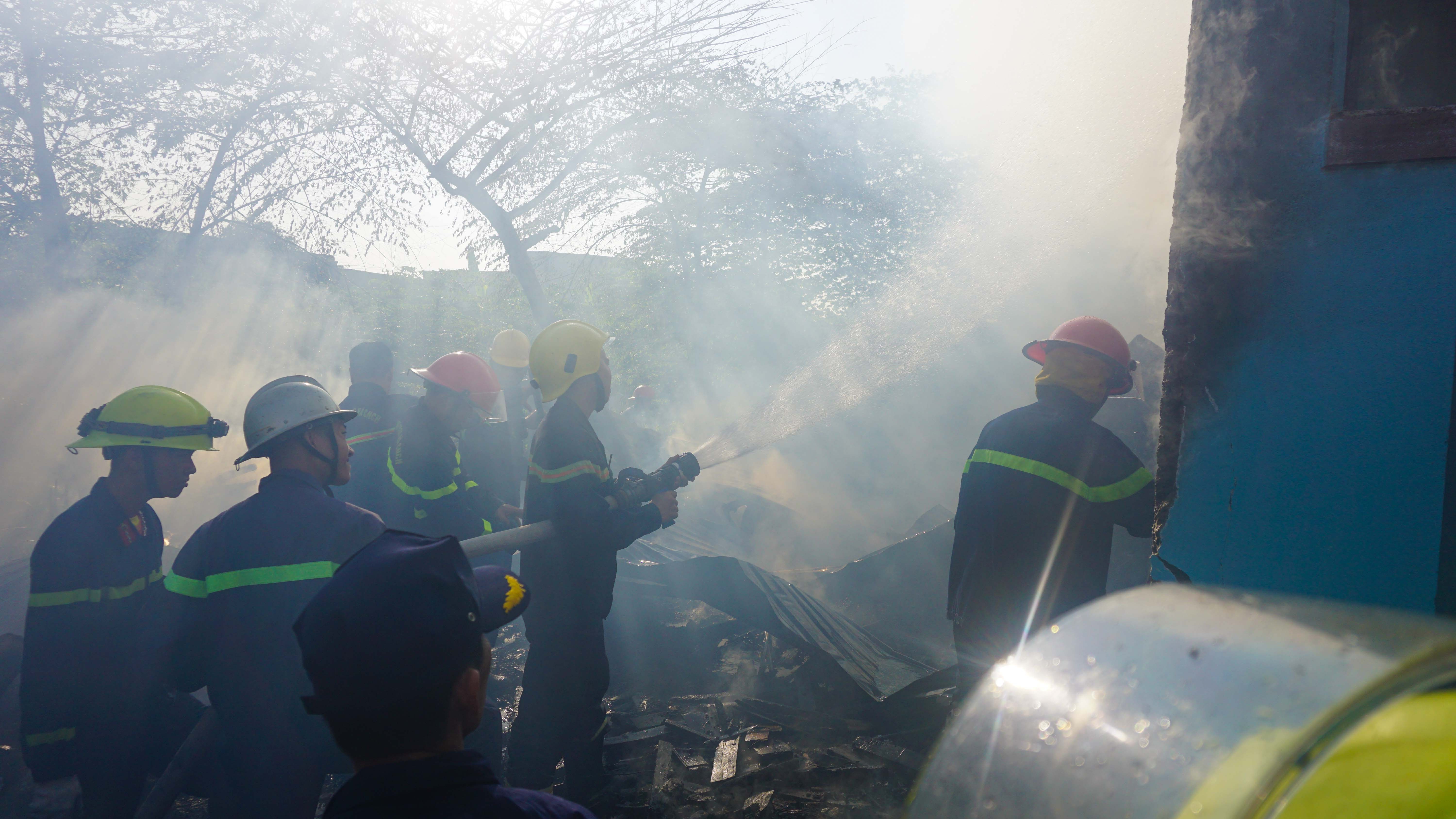 20 canh sat dap dam chay o Da Nang sang 29 Tet hinh anh