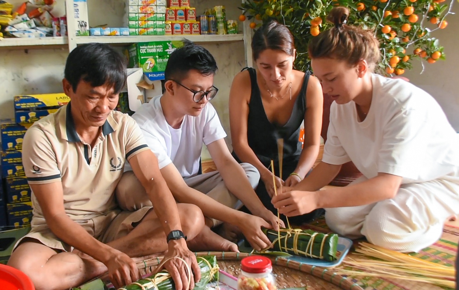 Khach Tay goi banh chung, trai nghiem Tet co truyen Viet Nam hinh anh