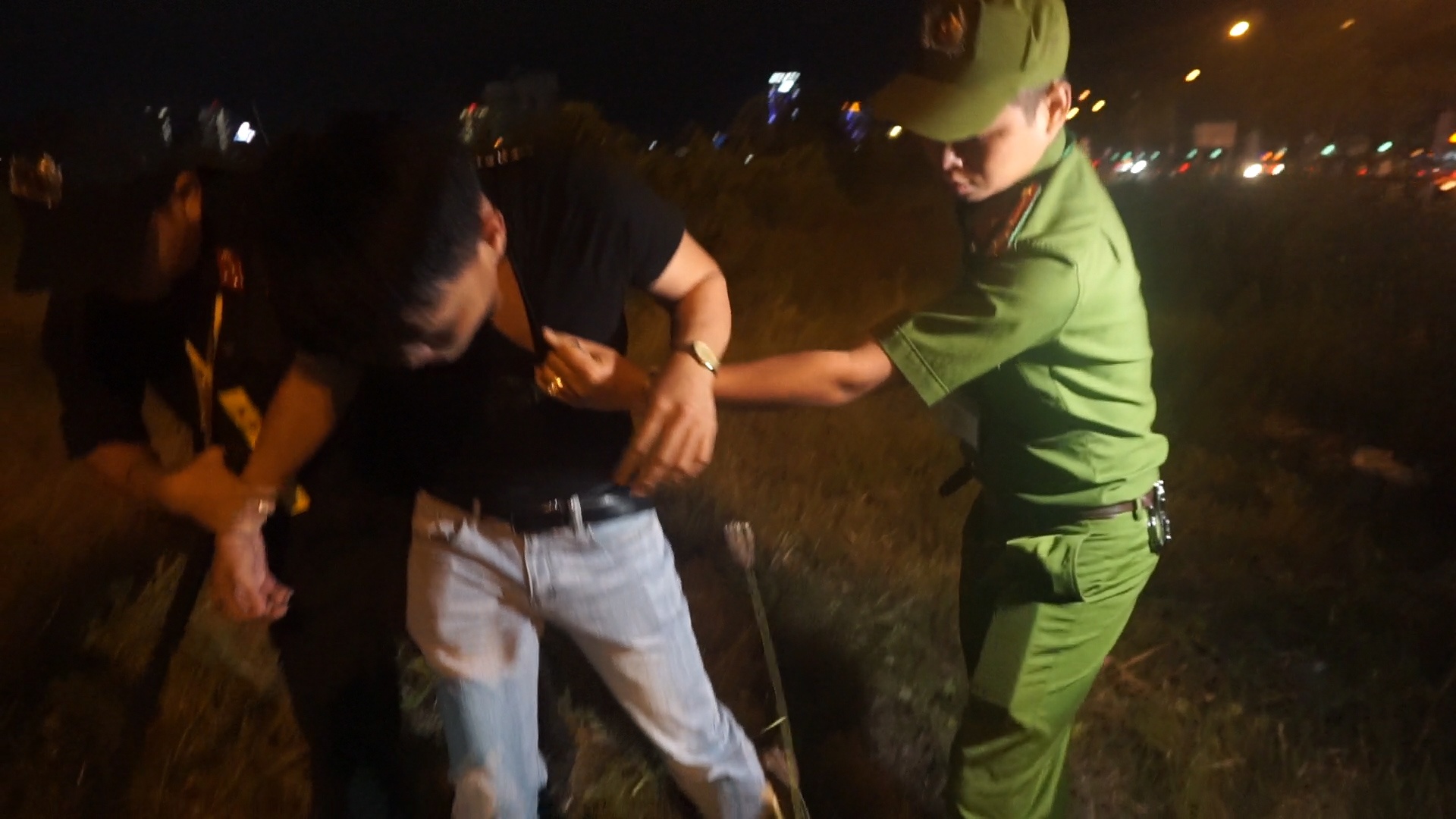 Canh sat 911 Da Nang tran ap toi pham dem giao thua Tet Canh Ty hinh anh