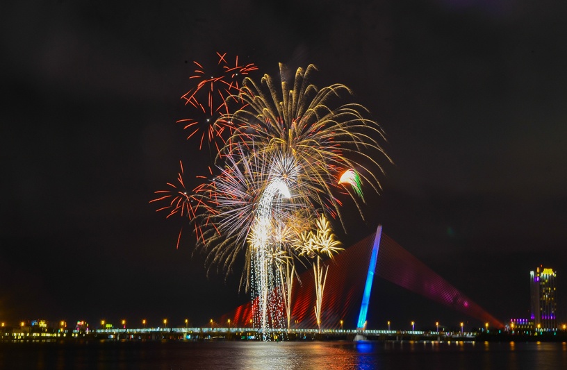 Nguoi Da Nang chuc phuc nhau duoi man phao hoa ruc ro hinh anh