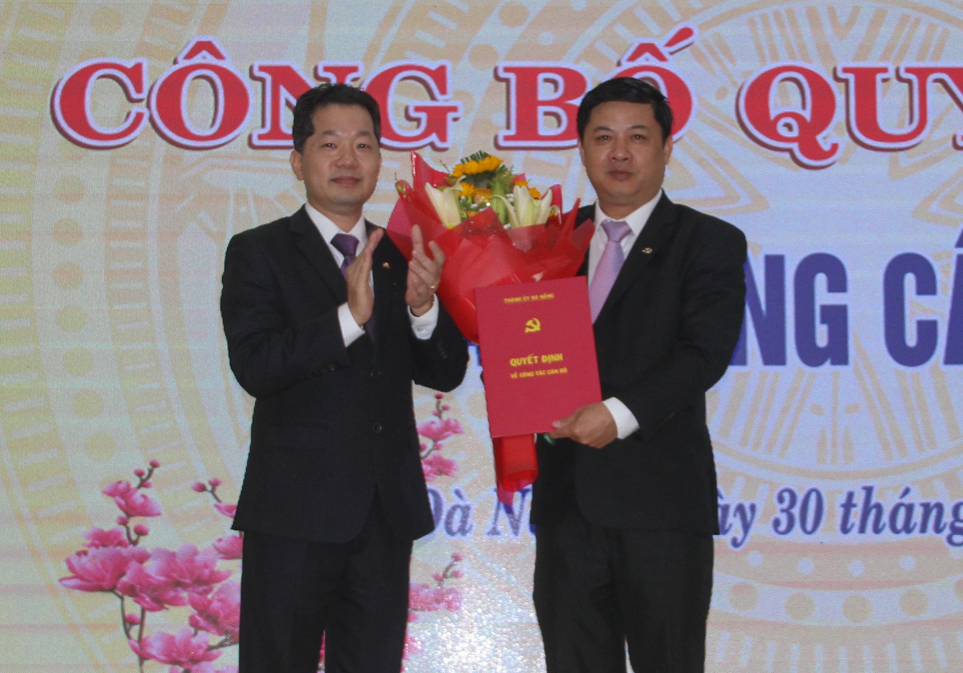 Chanh van phong Thanh uy Da Nang giu chuc Bi thu Quan uy Hai Chau hinh anh