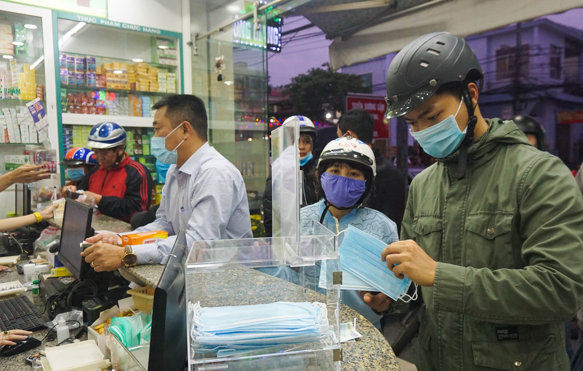 Nhan khau trang mien phi tai nhieu cua hang, tiem thuoc o Da Nang hinh anh