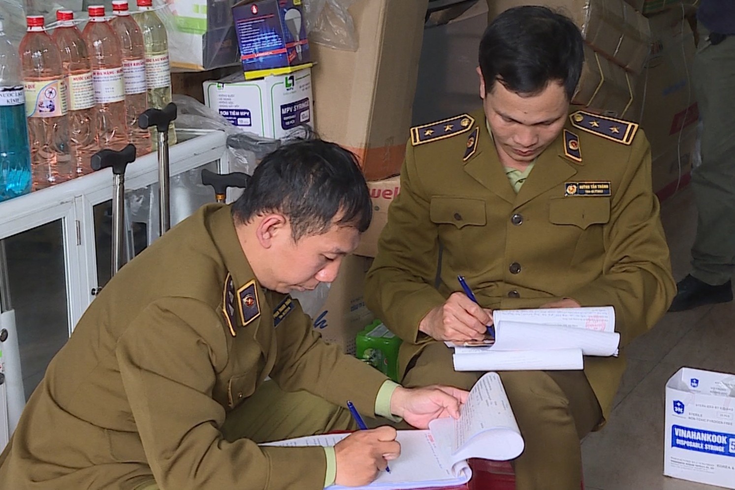 Xu phat cua hang ban nuoc sat khuan gia cao gap 3 lan hinh anh