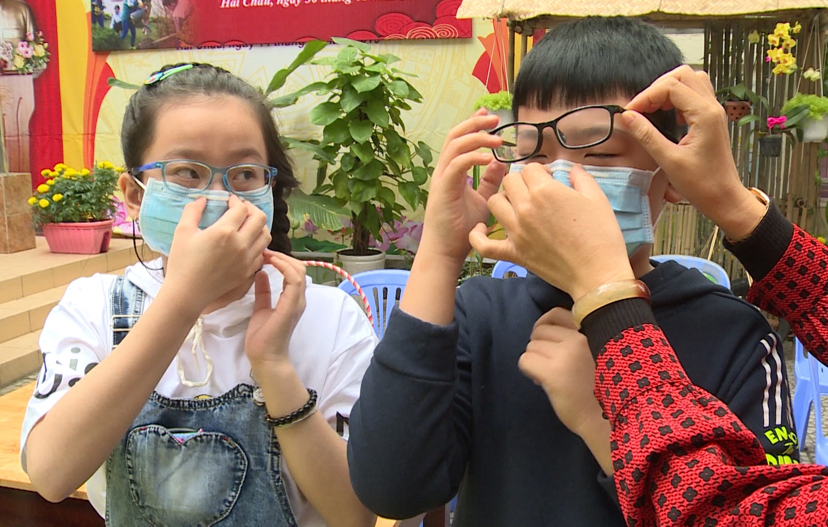 Tre em Da Nang hoc cach deo khau trang, rua tay phong virus corona hinh anh