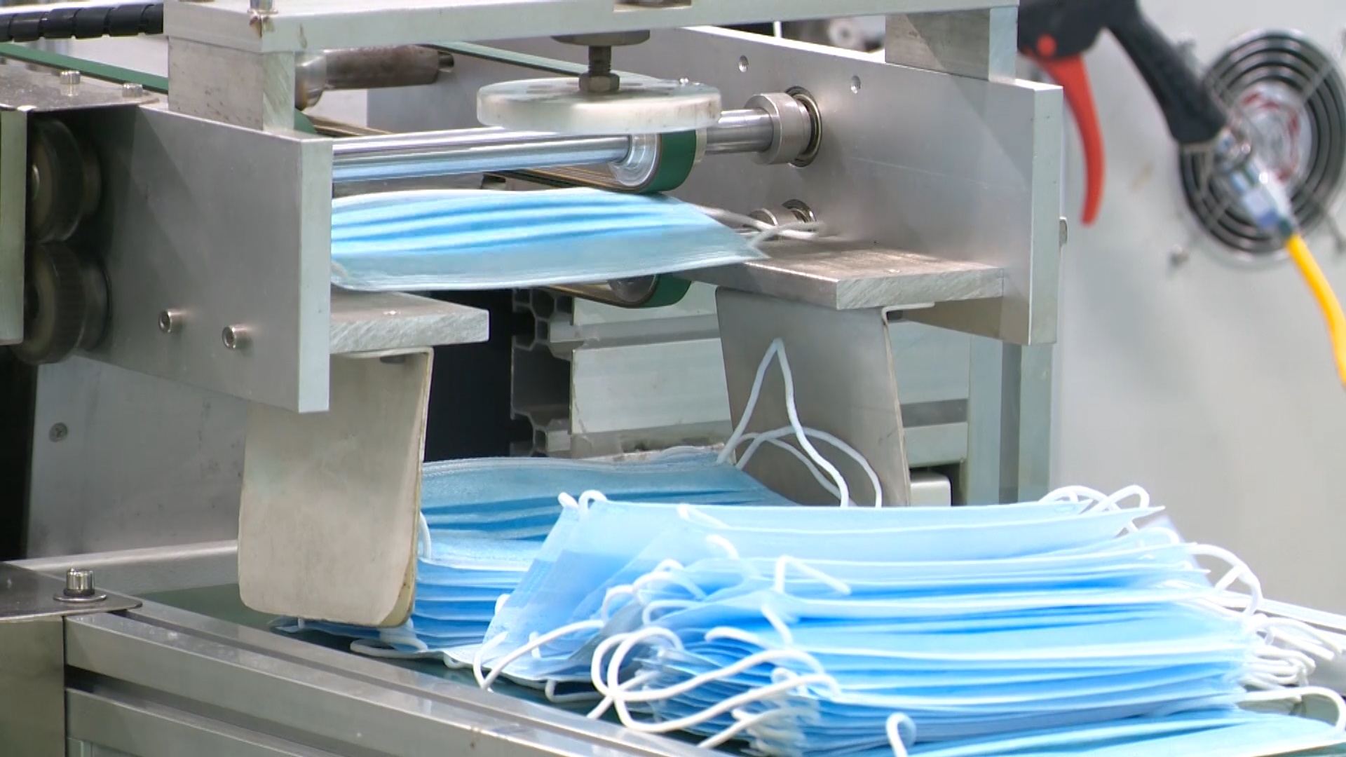 Tang ca san xuat khau trang phong dich virus corona hinh anh