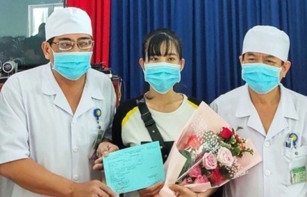 Nu le tan o Khanh Hoa cam on bac si da chua khoi cum do virus corona hinh anh