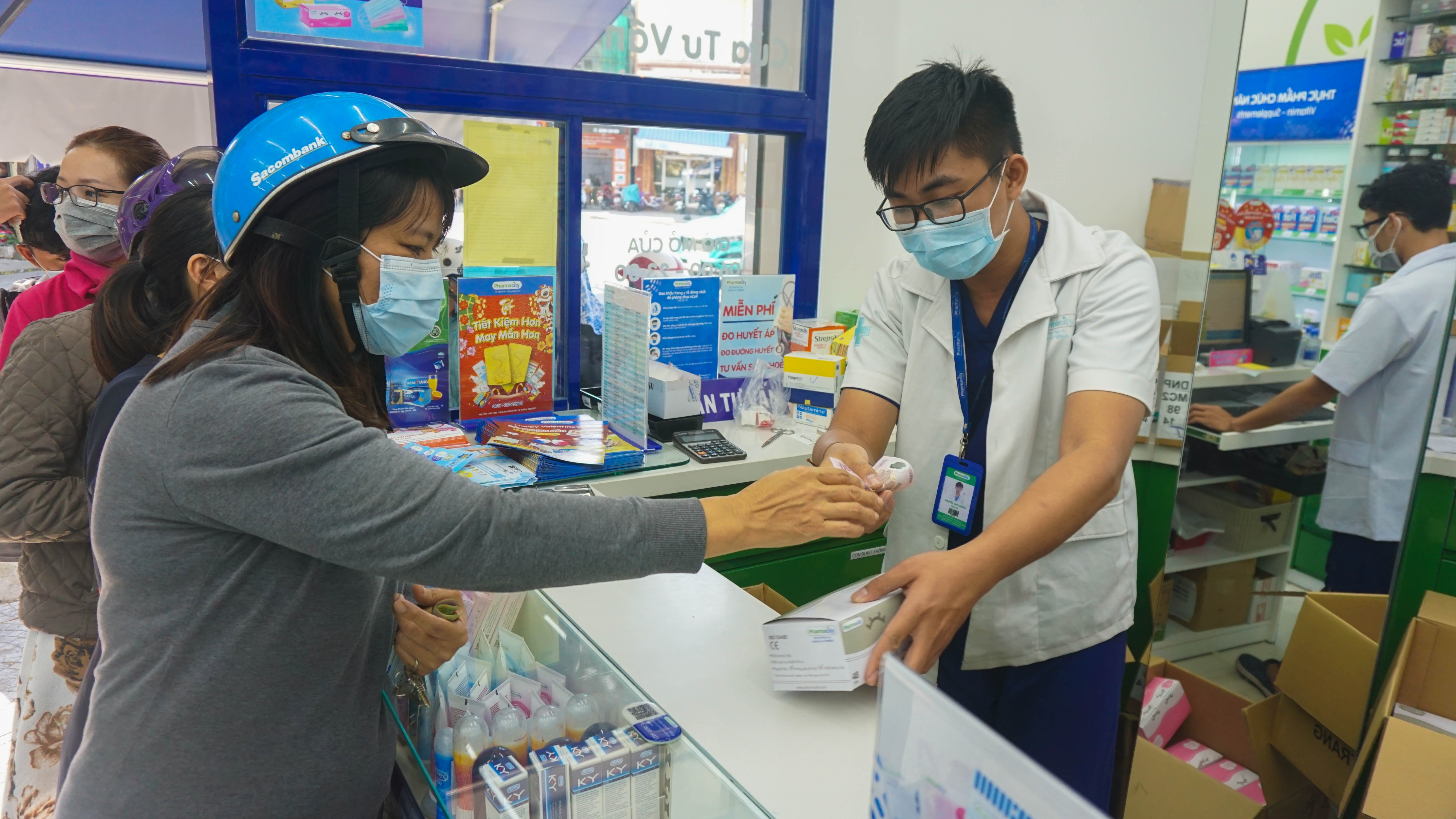 Dan Da Nang xep hang tu som van khong mua duoc khau trang hinh anh