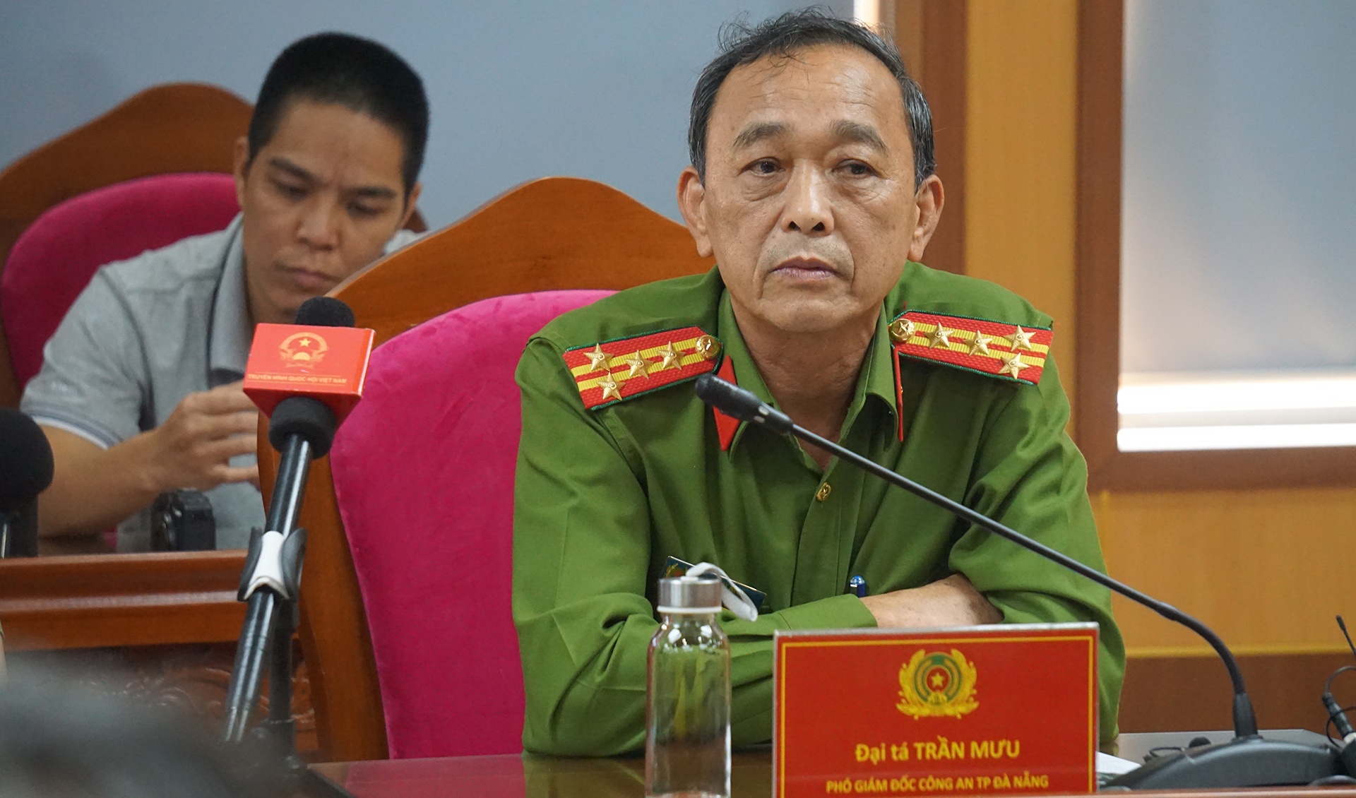 Canh sat bat nghi pham chat xac co gai nem xuong song Han anh 2