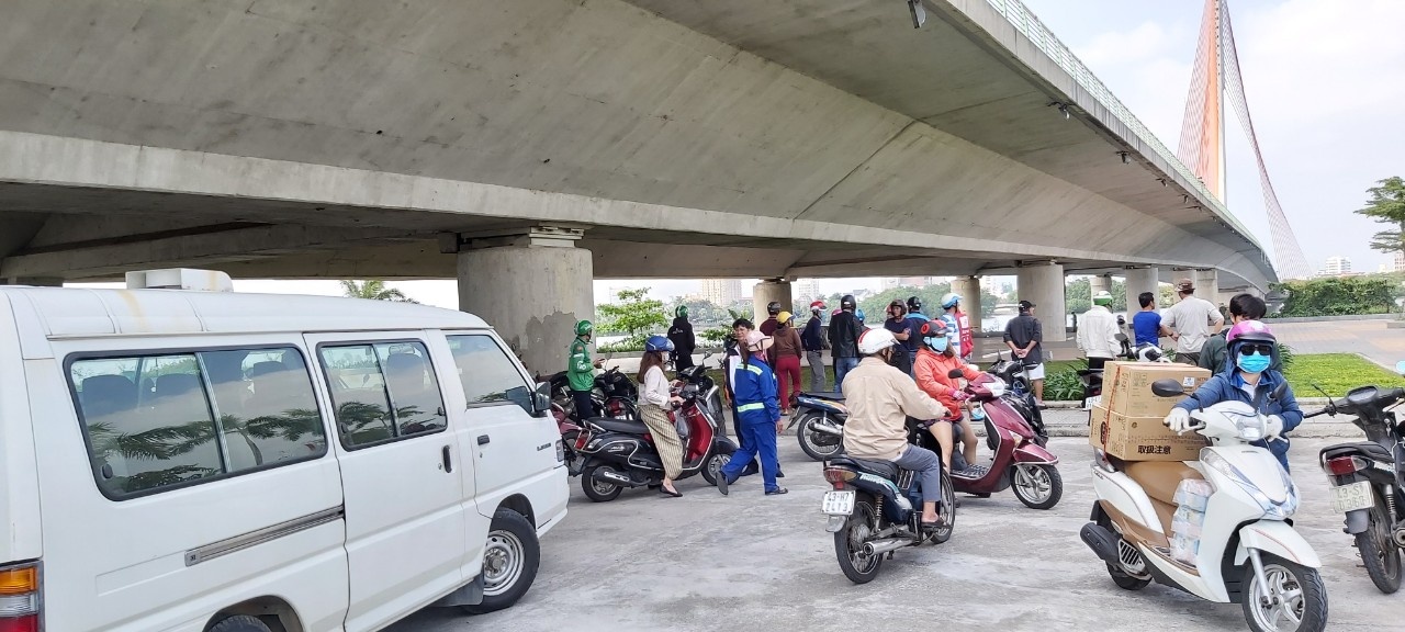 Phat hien vali chua thi the troi tren song Han anh 1