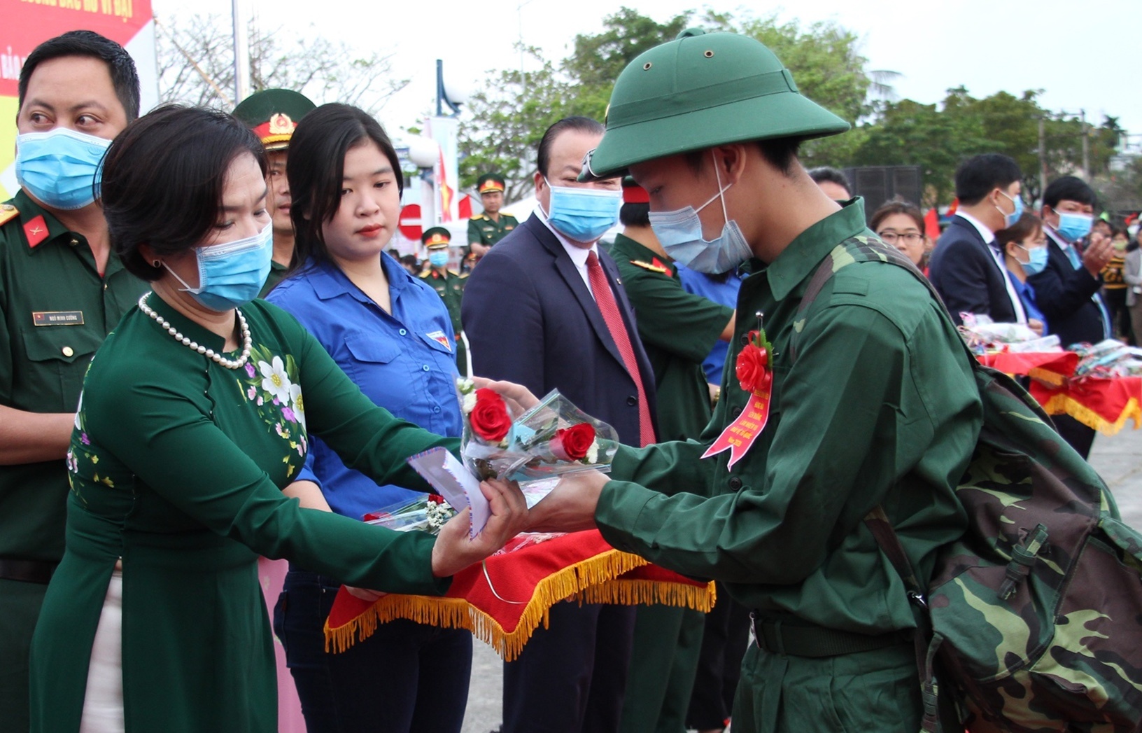 1.200 thanh nien Da Nang deo khau trang len duong nhap ngu hinh anh