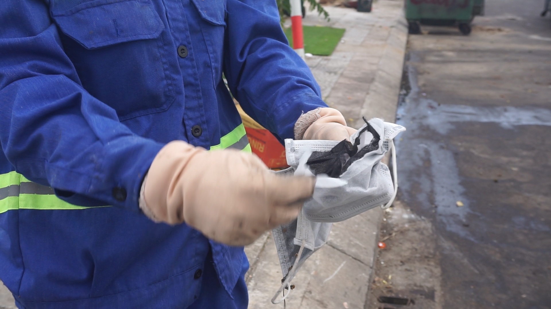 Rac khau trang khap noi o Da Nang hinh anh