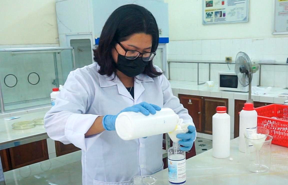 Giang vien dai hoc san xuat nuoc rua tay sat khuan, tang mien phi hinh anh