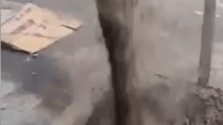 Cot nuoc phun cao 5 m co mau den ngom hinh anh