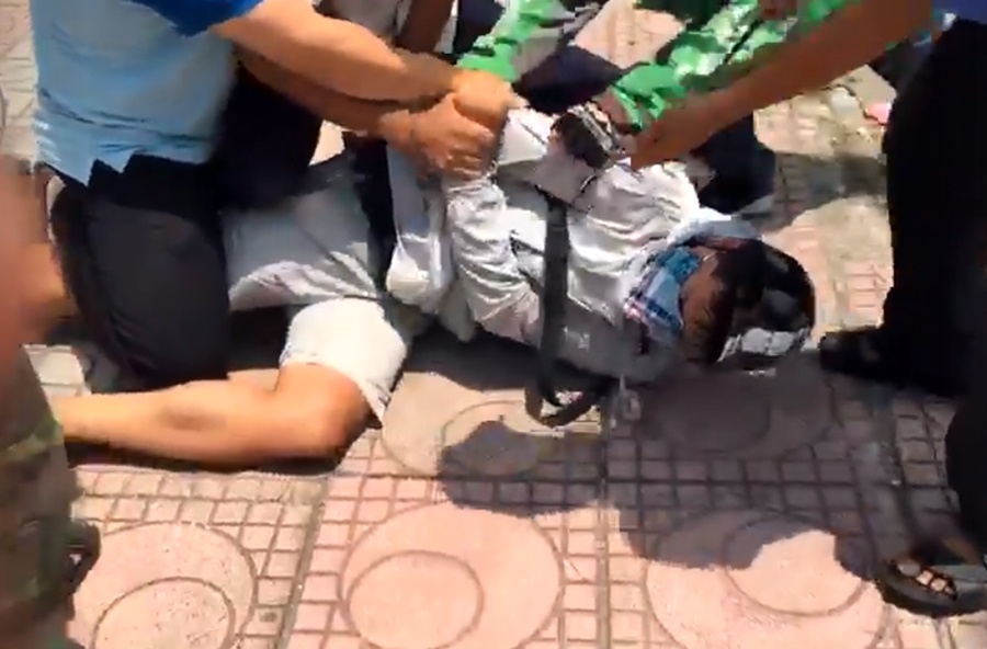 Co gai ha guc ten cuop giua duong hinh anh