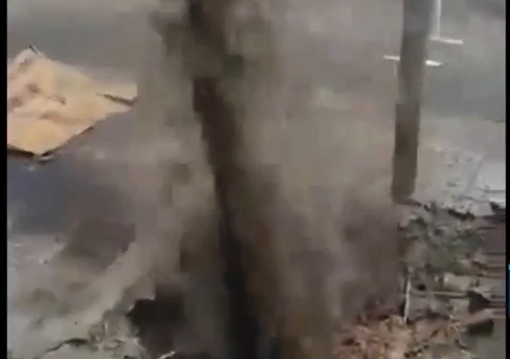 Duong ong nuoc sinh hoat bi vo, phun nuoc den ngom hinh anh