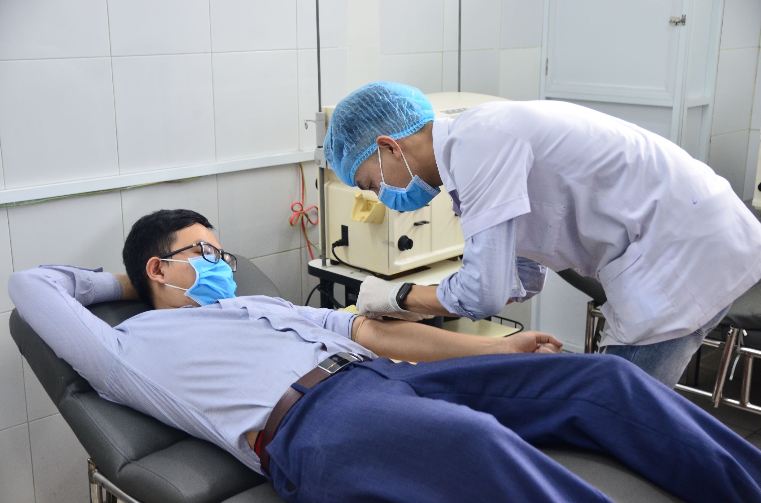 Nhieu nguoi huy hien mau giua mua dich virus corona hinh anh