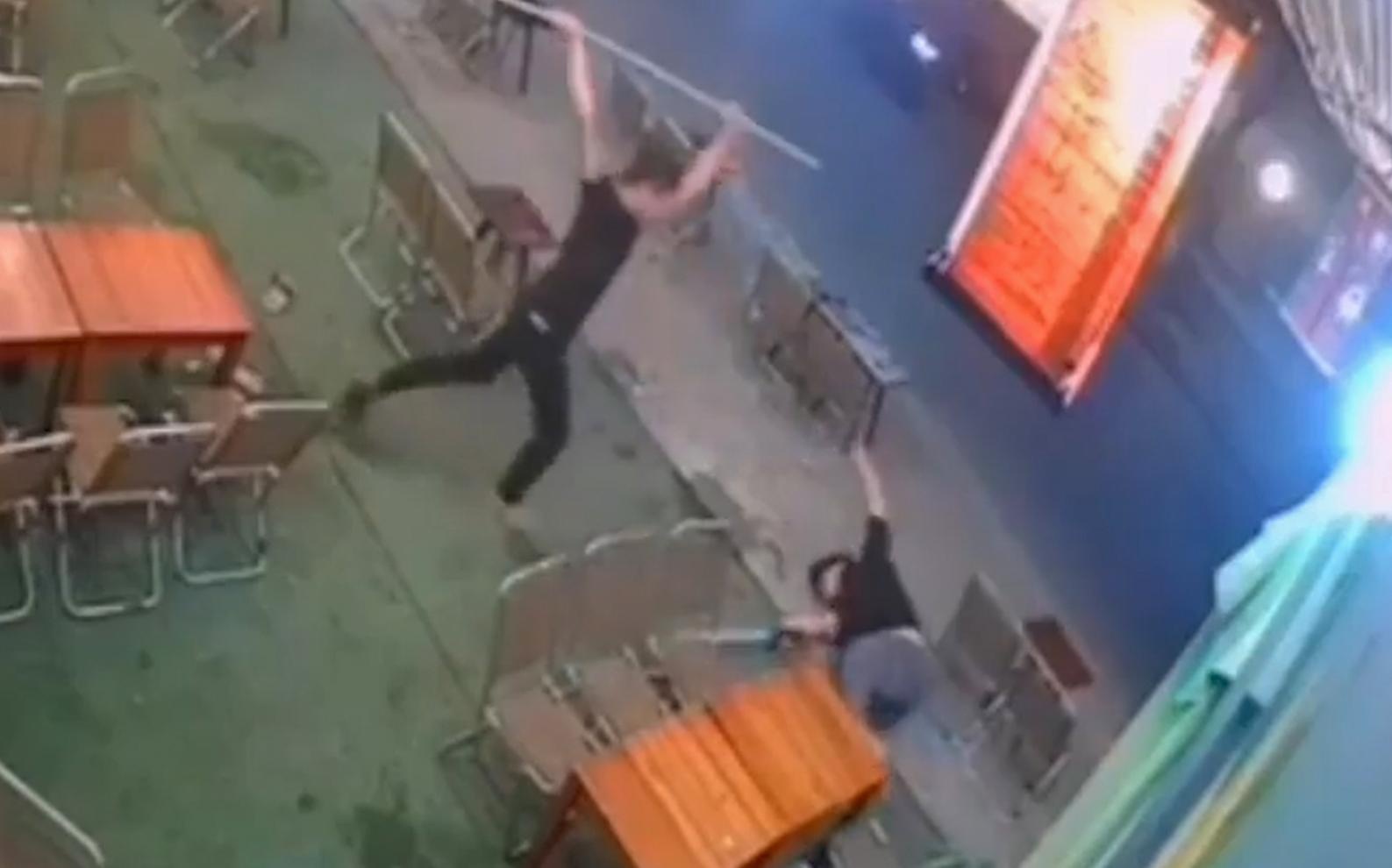 Trieu tap 10 nguoi chem thanh nien trong quan ca phe hinh anh