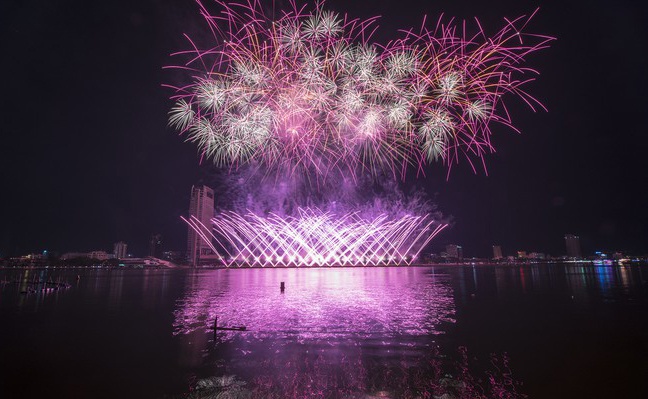 Da Nang dung to chuc le hoi phao hoa quoc te de chong dich hinh anh