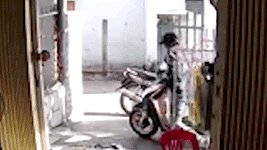 Thanh nien be khoa trom xe Honda Lead trong 30 giay hinh anh