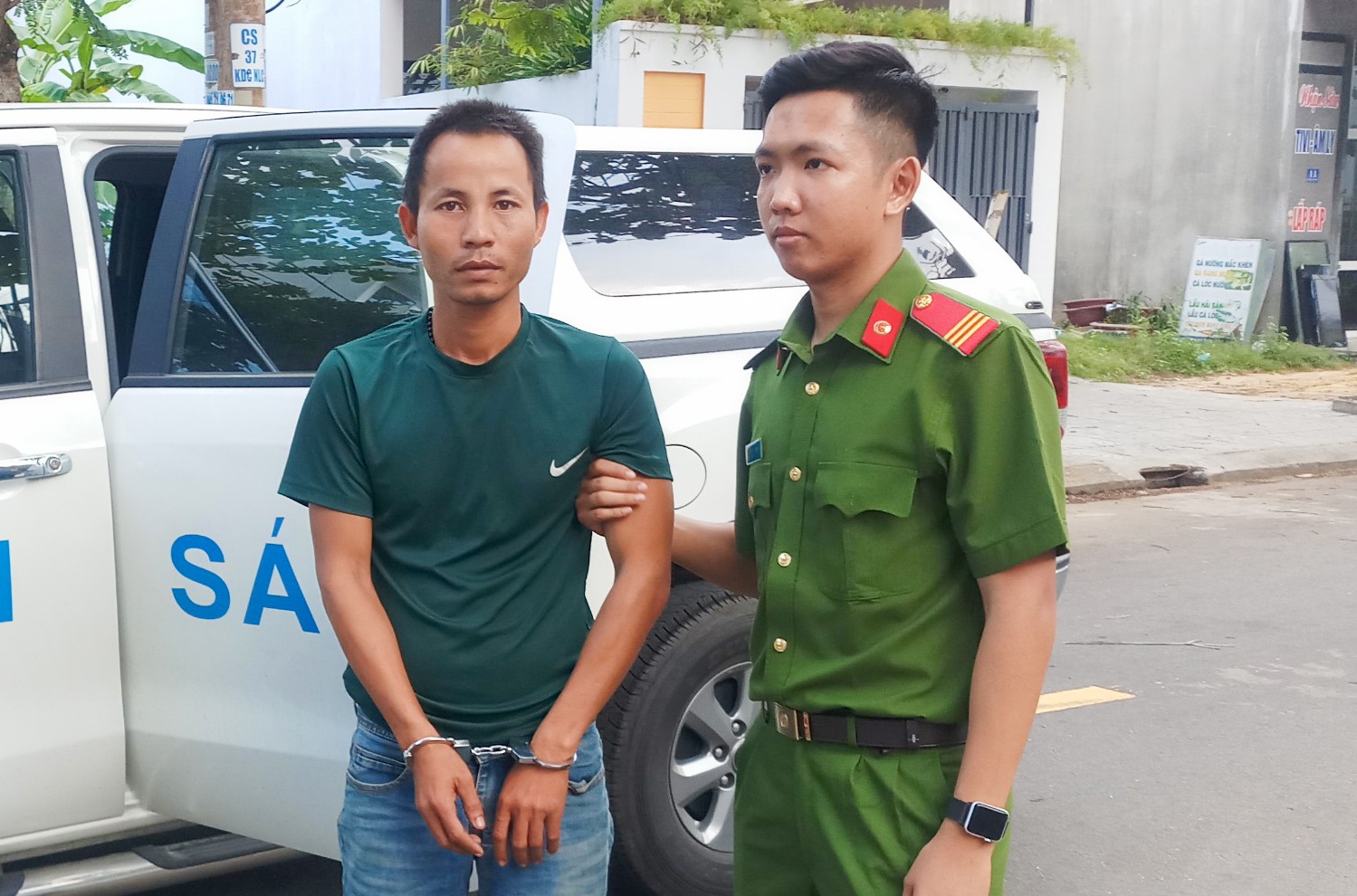 Vao Da Nang trom Mercedes-Benz roi lai ra Quang Tri hinh anh