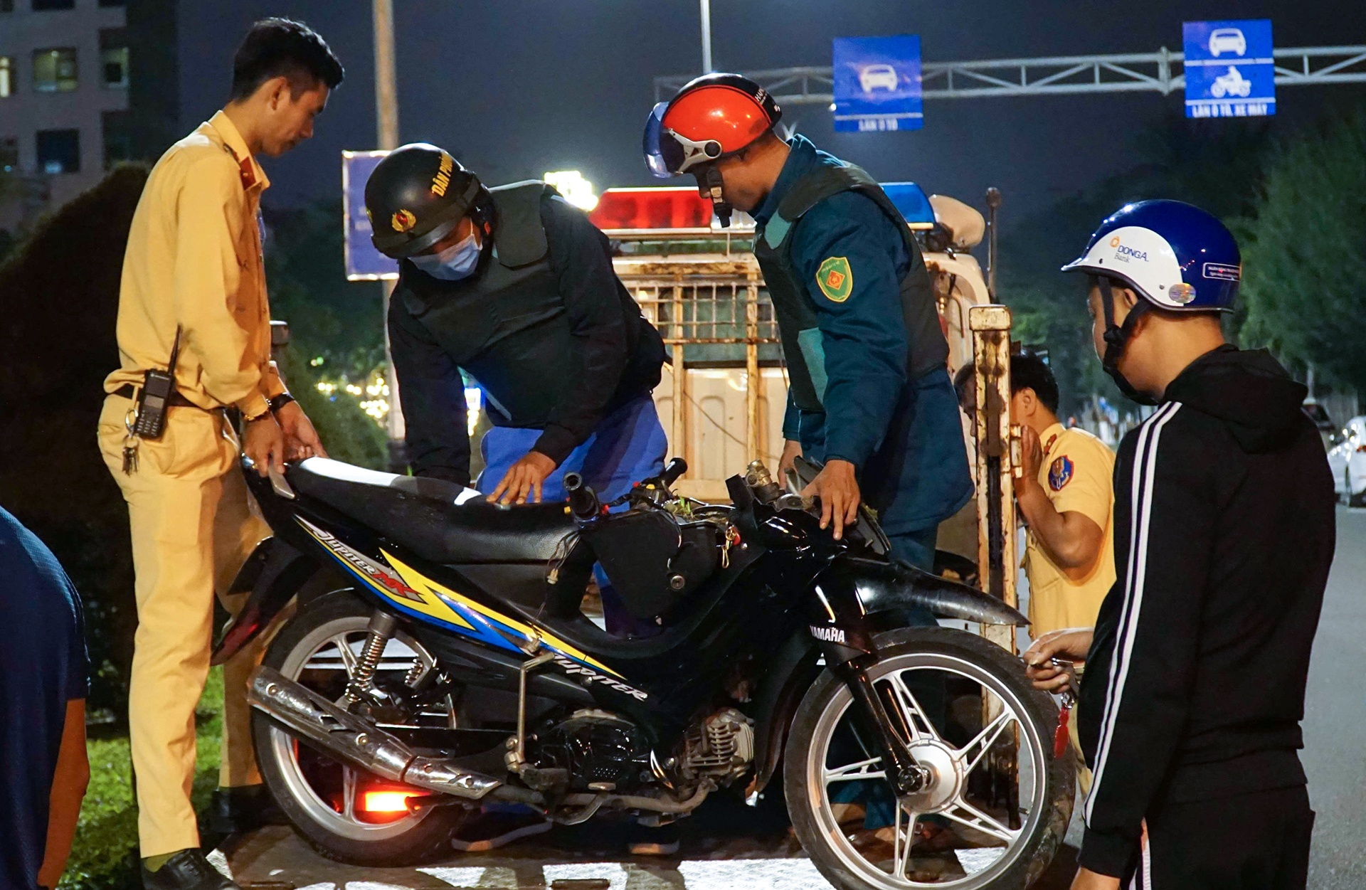 Tong vao dai phan cach, mot nguoi thiet mang giua dem hinh anh