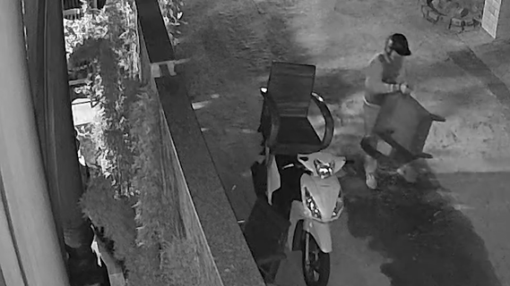 Ke gian len vao quan ca phe trom ban ghe luc nua dem hinh anh