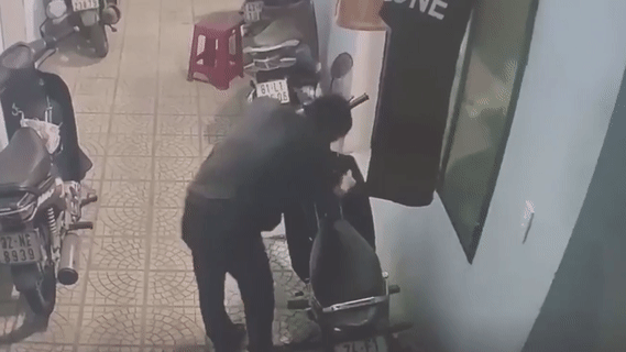 Ten trom binh tinh vao khu nha tro be khoa trom xe may hinh anh