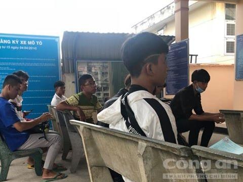 Dua xe trai phep anh 1