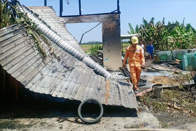 Ba di lam thue, 3 chau nho thoat chet trong can nha chay rui hinh anh