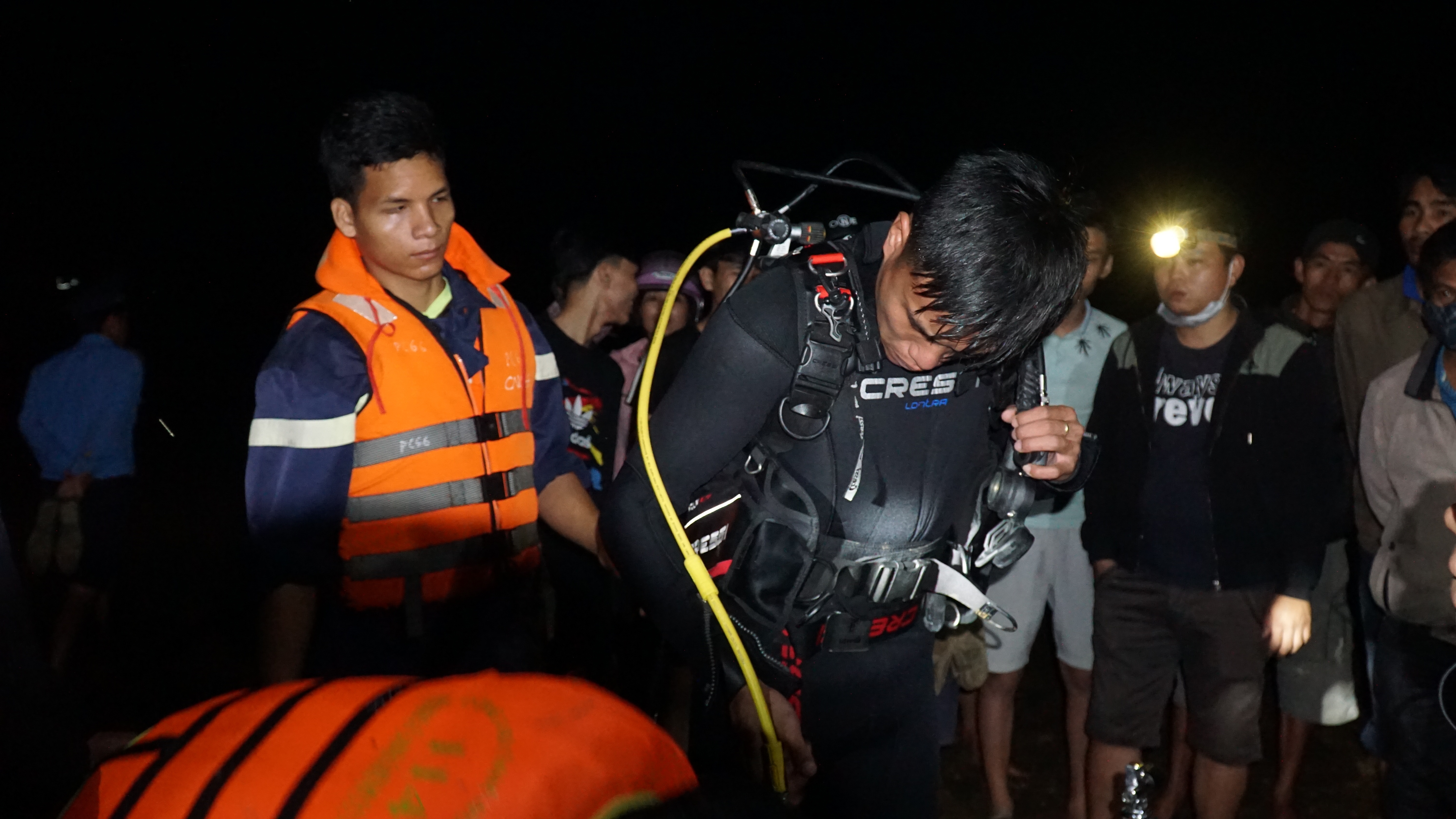 Trang dem tim kiem 6 nan nhan tu vong o song Vu Gia hinh anh