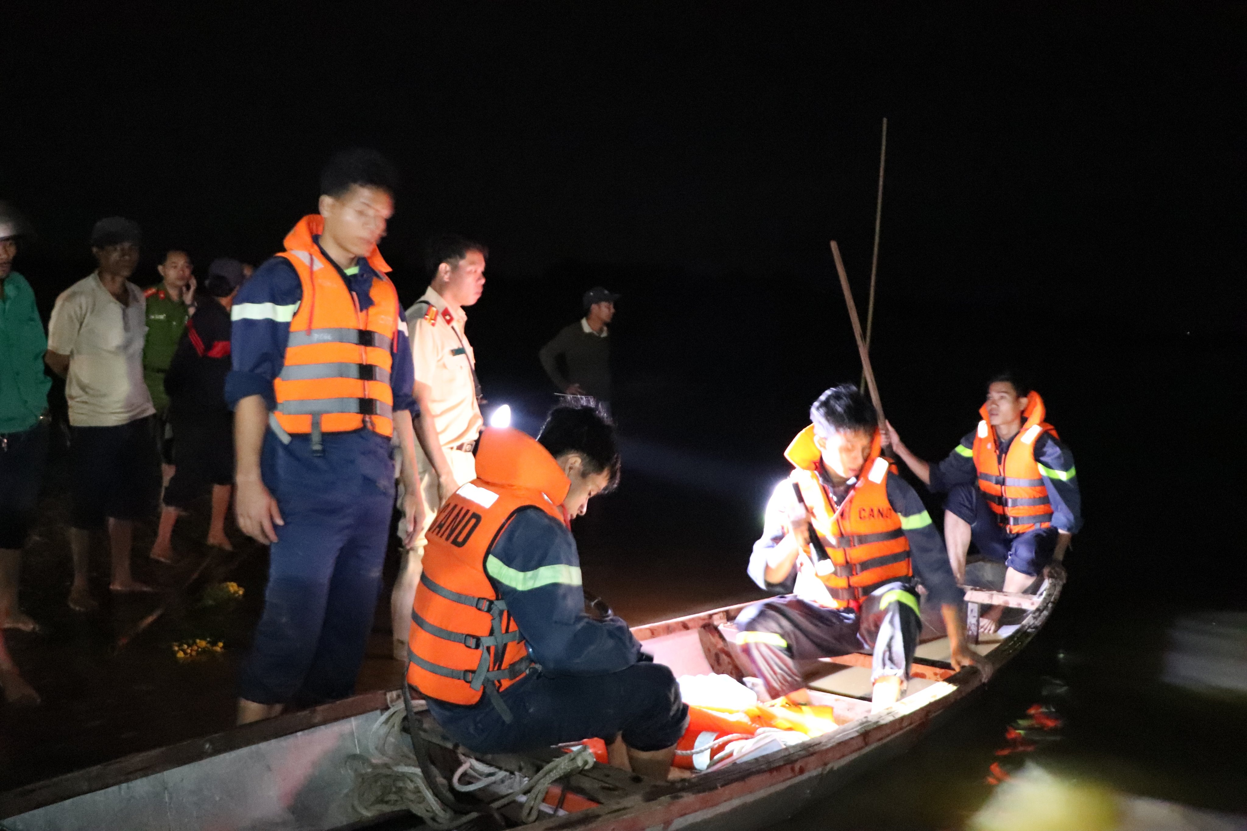 Tim thay 6 thi the trong vu lat thuyen tren song Vu Gia hinh anh