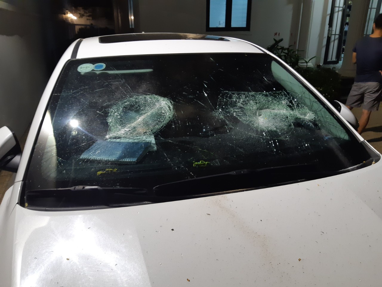 Nhom thanh nien xong vao biet thu dap pha tai san hinh anh