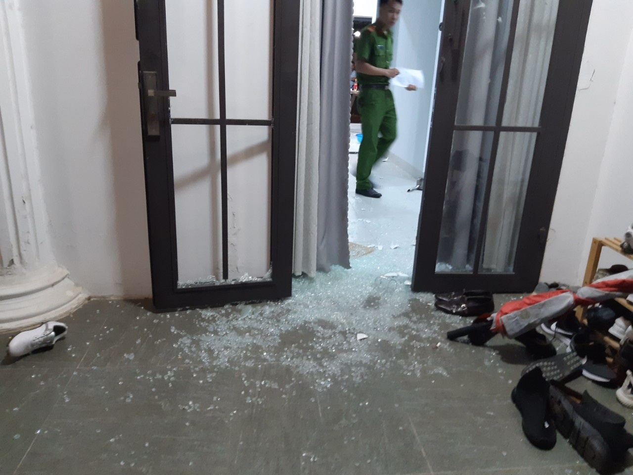 Nhóm thanh niên xông vào biệt thự của chủ tịch công ty bất động sản đập phá ảnh 1 Nhom thanh nien xong vao biet thu cua chu tich cong ty bat dong san dap pha anh 1