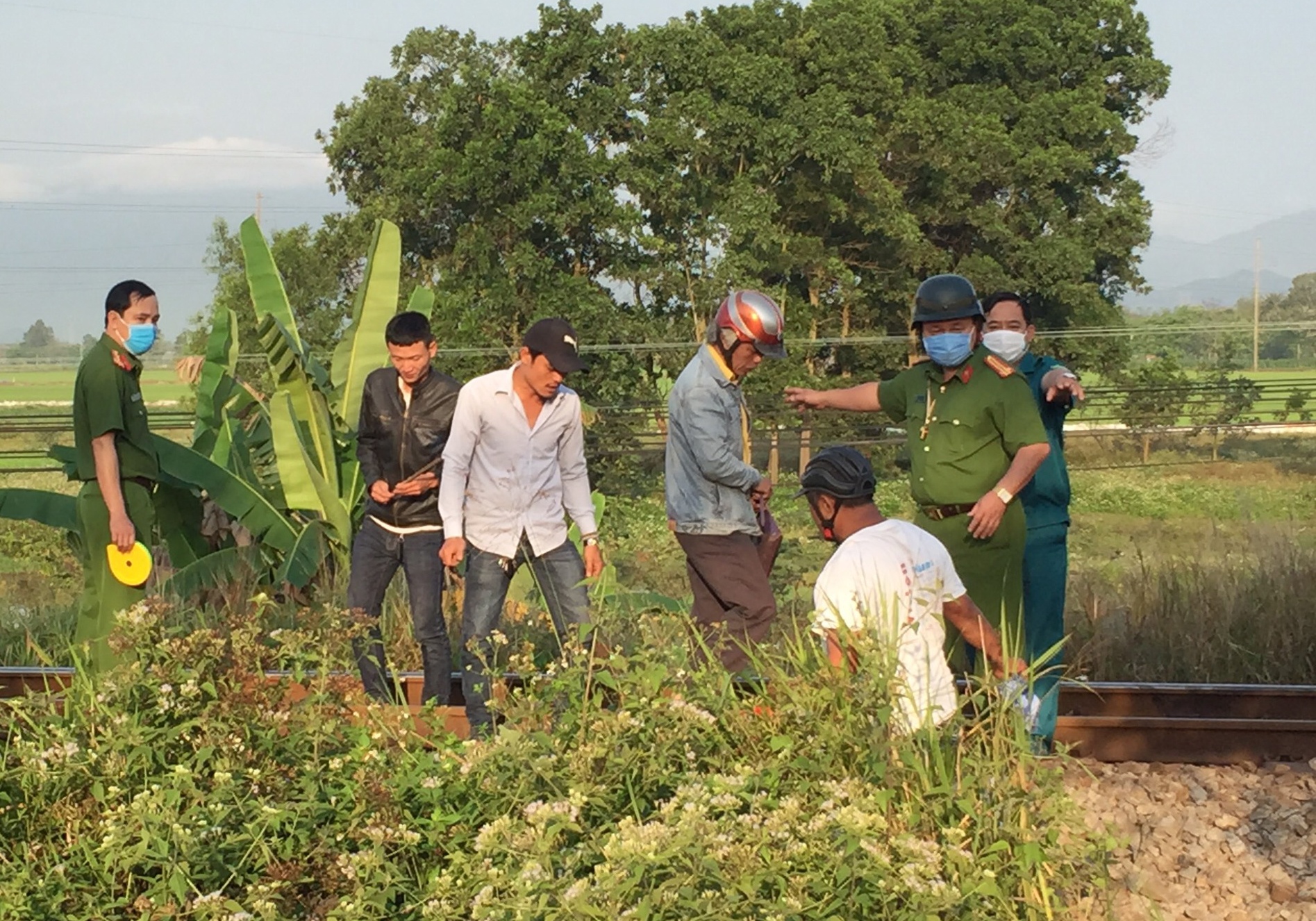 Nguoi dan ong nam tren duong ray bi tau hoa tong chet anh 1