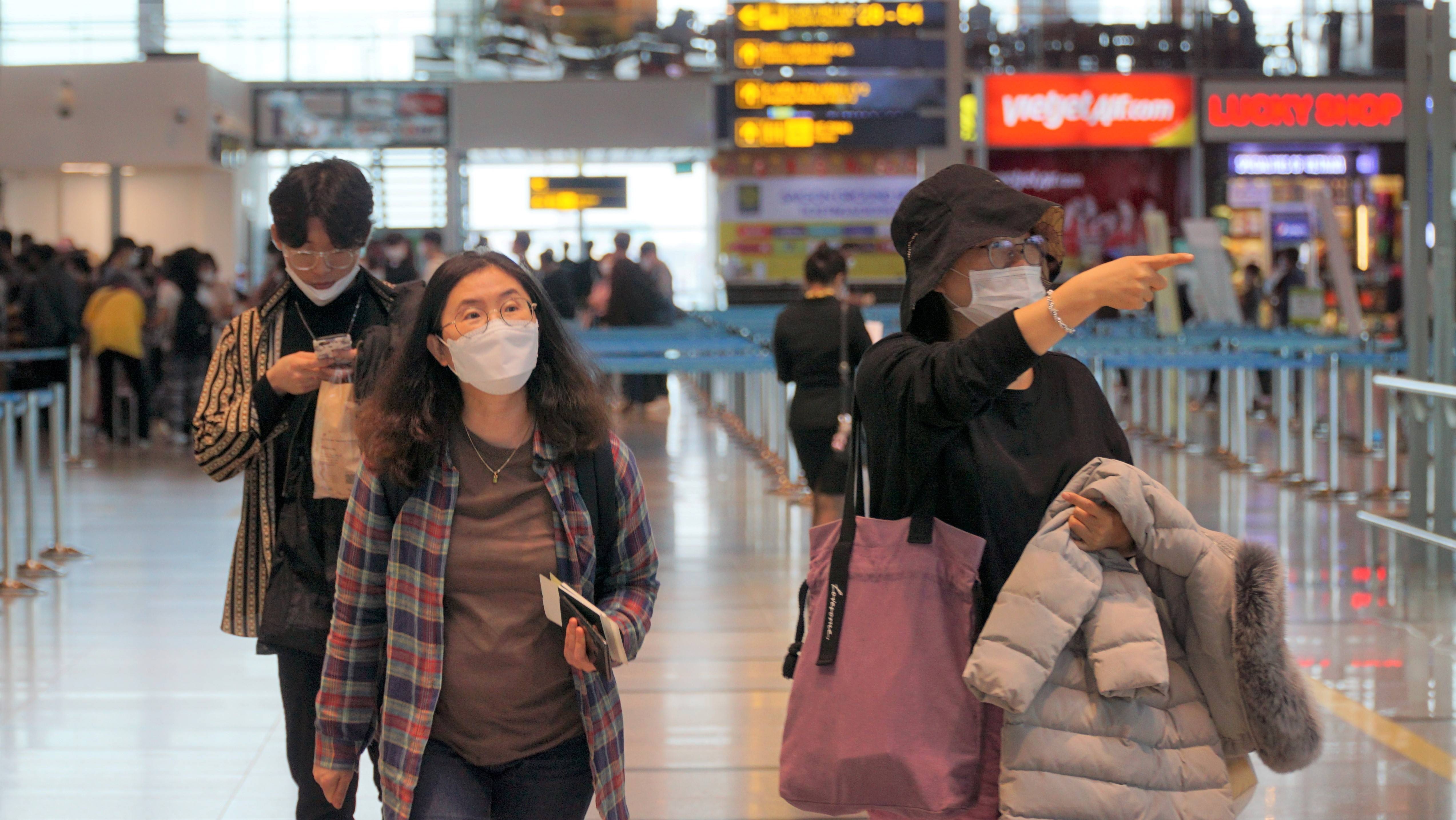 Phat tien 12 nguoi khong deo khau trang noi cong cong hinh anh