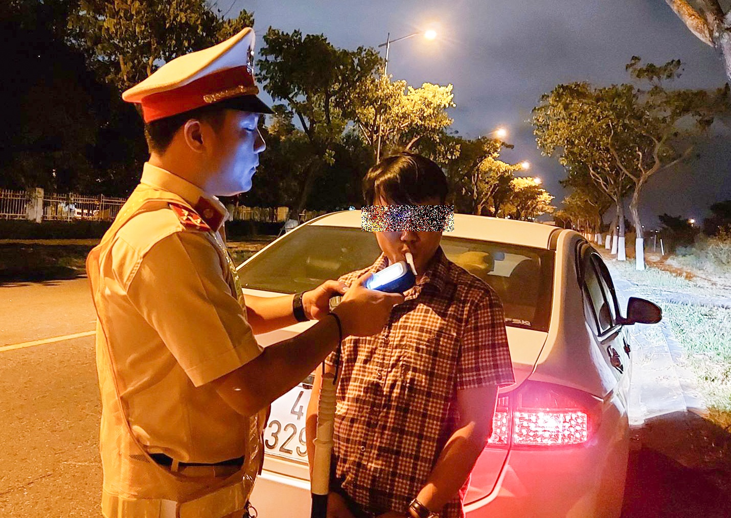 Hai nguoi dan ong uong ruou bia van lai xe bi phat hon 50 trieu anh 1