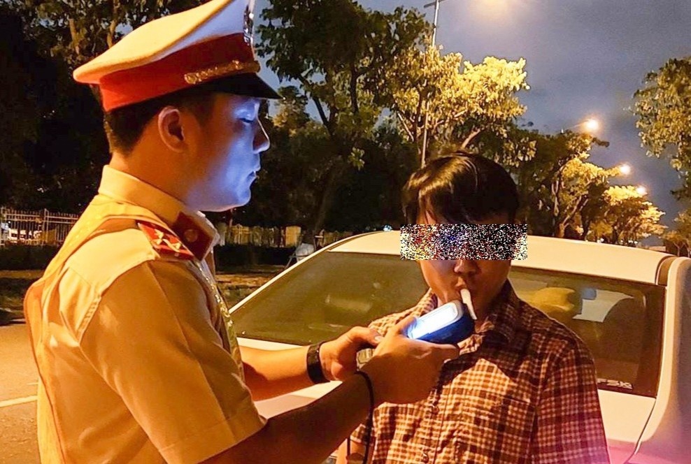 Phat 17 trieu voi tai xe doi ghe lai tranh do nong do con hinh anh