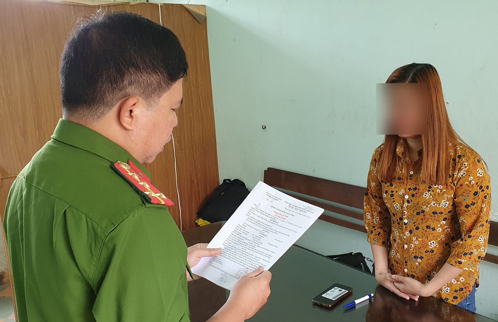 Người phụ nữ làm giả giấy tờ vay vốn ngân hàng ảnh 1 Nguoi phu nu lam gia giay to vay von ngan hang anh 1