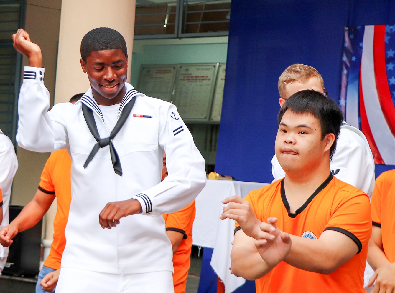 Thuy thu tau san bay My lam gi o Da Nang 4 ngay? hinh anh