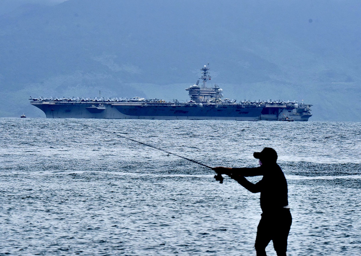 Nguoi dan Da Nang dua con di xem tau san bay My hinh anh