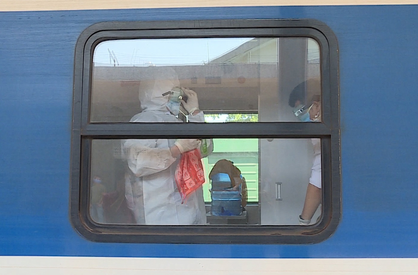 Cat toa tau de khu trung, cach ly 4 nguoi di cung benh nhan Covid-19 hinh anh