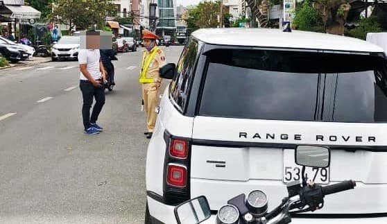 Phat tai xe trao doi bien so vao xe Range Rover 22, 5 trieu dong anh 1