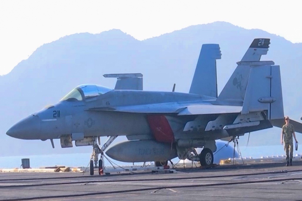 Khach chiem nguong dan tiem kich tren tau san bay My hinh anh