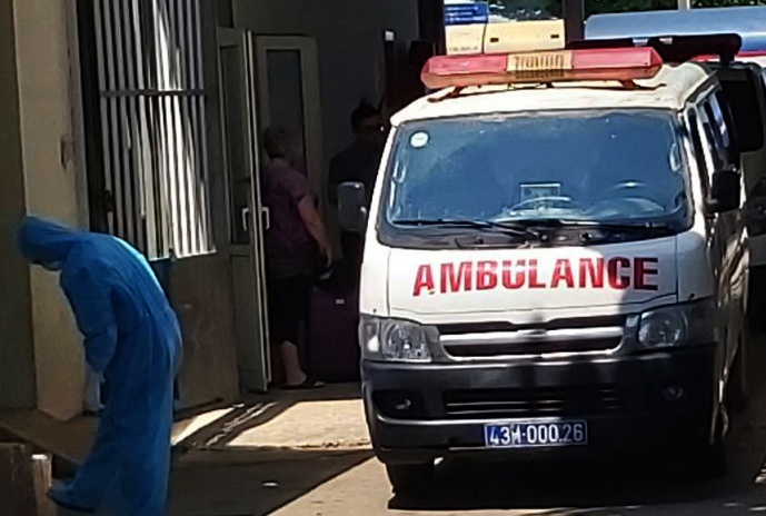 Da Nang lam gi khi phat hien 2 du khach Anh nhiem Covid-19? hinh anh